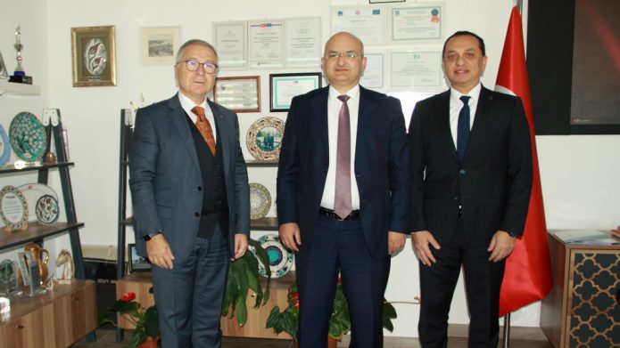 BUSİAD Yönetim Kurulu Başkanı Ergun Hadi Türkay, Bursa Çalışma ve İş Kurumu İl Müdürü Feyzullah Eren Türkmen'i makamında ziyaret etti.