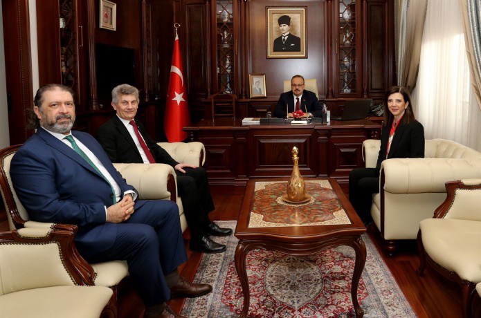 BUSİAD yeni Yönetim Kurulu, Bursa Valisi Yakup Canbolat'ı makamında ziyaret etti.